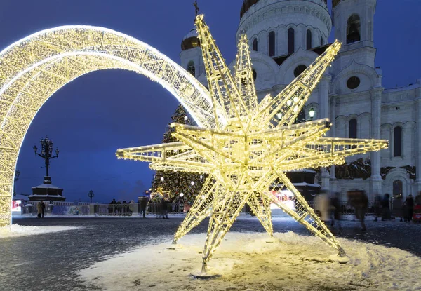 Christmas (yeni yıl tatilleri) dekorasyon (gece), Moskova'da Rusya--Mesih İsa Katedrali yakınındaki   