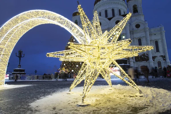 Christmas (yeni yıl tatilleri) dekorasyon (gece), Moskova'da Rusya--Mesih İsa Katedrali yakınındaki   