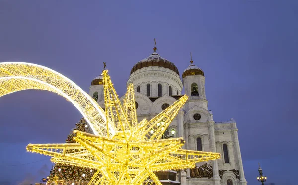 Christmas (yeni yıl tatilleri) dekorasyon (gece), Moskova'da Rusya--Mesih İsa Katedrali yakınındaki   
