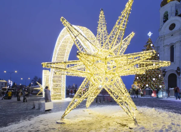 Christmas (yeni yıl tatilleri) dekorasyon (gece), Moskova'da Rusya--Mesih İsa Katedrali yakınındaki   