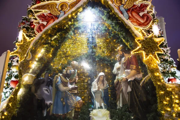 Christmas (yeni yıl tatilleri) dekorasyon (gece), Moskova'da Rusya--Mesih İsa Katedrali yakınındaki   