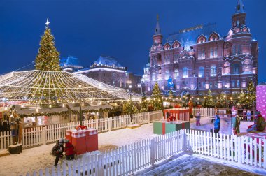 Moskova, Rusya - 12 Ocak 2019: Christmas (yeni yıl tatilleri) dekorasyon (gece) Moskova, Rusya - modacı Meydanı Kremlin 