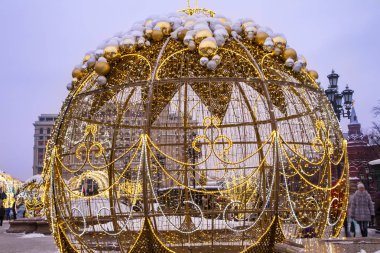 Christmas (yeni yıl tatilleri) dekorasyon (gece) Moskova, Rusya - modacı Meydanı Kremlin 