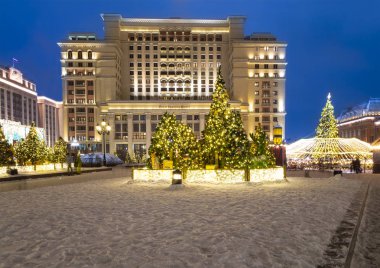 Christmas (yeni yıl tatilleri) dekorasyon (gece) Moskova, Rusya - modacı Meydanı Kremlin 