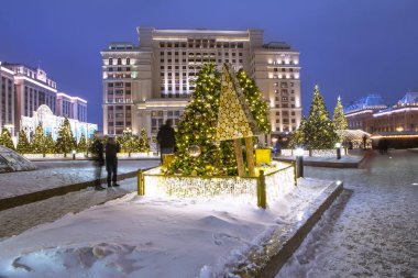 Christmas (yeni yıl tatilleri) dekorasyon (gece) Moskova, Rusya - modacı Meydanı Kremlin 