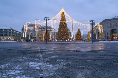 Moskova, Rusya - 13 Ocak 2019: Moskova'da Christmas (yeni yıl tatilleri) dekorasyon (gece), Rusya Federasyonu. Lubyanskaya (Lubyanka) Meydanı. Merkezi çocuk mağaza--yazıt Rusça  
