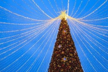 Moskova, Rusya - 13 Ocak 2019: Moskova'da Christmas (yeni yıl tatilleri) dekorasyon (gece), Rusya Federasyonu. Lubyanskaya (Lubyanka) kare.