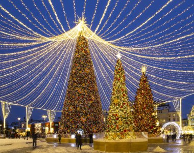 Moskova, Rusya - 13 Ocak 2019: Moskova'da Christmas (yeni yıl tatilleri) dekorasyon (gece), Rusya Federasyonu. Lubyanskaya (Lubyanka) Meydanı. Mutlu yeni yıl--yazıt Rusça  