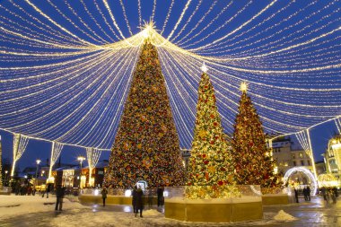 Moskova, Rusya - 13 Ocak 2019: Moskova'da Christmas (yeni yıl tatilleri) dekorasyon (gece), Rusya Federasyonu. Lubyanskaya (Lubyanka) Meydanı. Mutlu yeni yıl--yazıt Rusça  