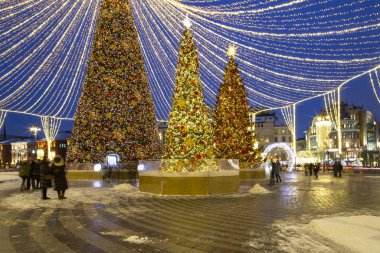 Moskova, Rusya - 13 Ocak 2019: Moskova'da Christmas (yeni yıl tatilleri) dekorasyon (gece), Rusya Federasyonu. Lubyanskaya (Lubyanka) Meydanı. Mutlu yeni yıl--yazıt Rusça  