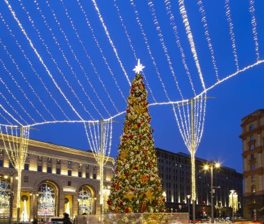  Christmas (yeni yıl tatilleri) dekorasyon (gece), Moskova'da Rusya. Lubyanskaya (Lubyanka) kare.