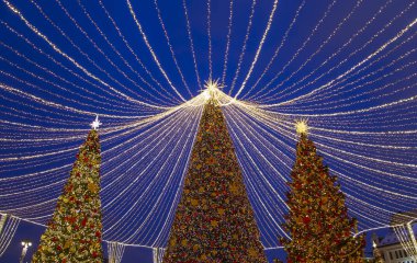  Christmas (yeni yıl tatilleri) dekorasyon (gece), Moskova'da Rusya. Lubyanskaya (Lubyanka) kare.