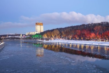 Christmas (yeni yıl tatilleri) dekorasyon (gece), Moskova'da Rusya--Andreevskaya (Andreevsky) dolgu   