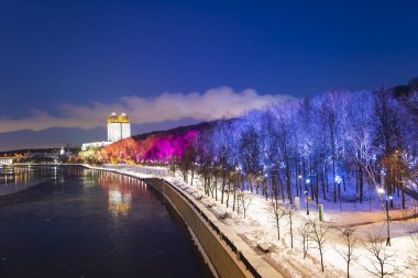 Christmas (yeni yıl tatilleri) dekorasyon (gece), Moskova'da Rusya--Andreevskaya (Andreevsky) dolgu   