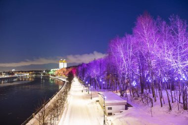 Christmas (yeni yıl tatilleri) dekorasyon (gece), Moskova'da Rusya--Andreevskaya (Andreevsky) dolgu   