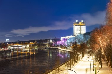 Christmas (yeni yıl tatilleri) dekorasyon (gece), Moskova'da Rusya--Andreevskaya (Andreevsky) dolgu   