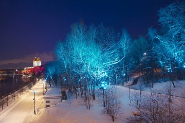 Christmas (yeni yıl tatilleri) dekorasyon (gece), Moskova'da Rusya--Andreevskaya (Andreevsky) dolgu   