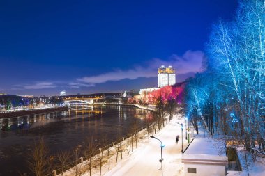 Christmas (yeni yıl tatilleri) dekorasyon (gece), Moskova'da Rusya--Andreevskaya (Andreevsky) dolgu   