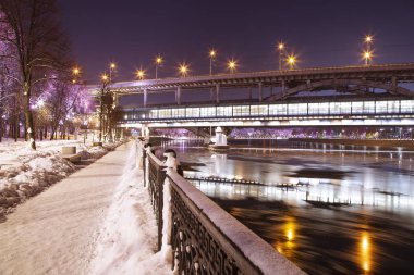 Christmas (yeni yıl tatilleri) dekorasyon (gece), Moskova'da Rusya--Luzhnetskaya Köprüsü (Metro Köprüsü). 