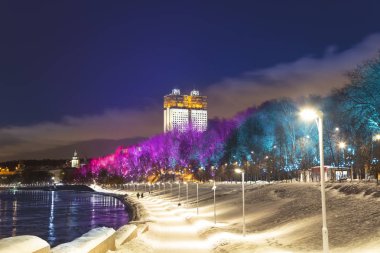 Christmas (yeni yıl tatilleri) dekorasyon (gece), Moskova'da Rusya--Andreevskaya (Andreevsky) dolgu   