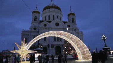 Moskova, Rusya - 04 Ocak 2019: Moskova'da Christmas (yeni yıl tatilleri) dekorasyon (gece), Rusya Federasyonu - Mesih İsa Katedrali yakınındaki 
