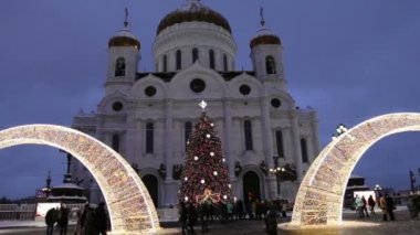 Moskova, Rusya - 04 Ocak 2019: Moskova'da Christmas (yeni yıl tatilleri) dekorasyon (gece), Rusya Federasyonu - Mesih İsa Katedrali yakınındaki 