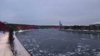 Christmas (yeni yıl tatilleri) dekorasyon (gece) Moskova, Rusya - Moskova Nehri Vorobyovskaya çıkabilir ve serçe Hills(Vorobyovy Gory)  