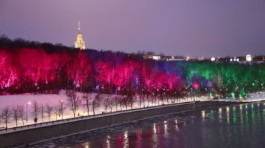 Christmas (yeni yıl tatilleri) dekorasyon (gece) Moskova, Rusya - Moskova Nehri Vorobyovskaya çıkabilir ve serçe Hills(Vorobyovy Gory)  