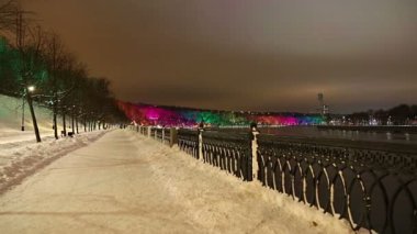 Christmas (yeni yıl tatilleri) dekorasyon (gece) Moskova, Rusya - Moskova Nehri Vorobyovskaya çıkabilir ve serçe Hills(Vorobyovy Gory)  