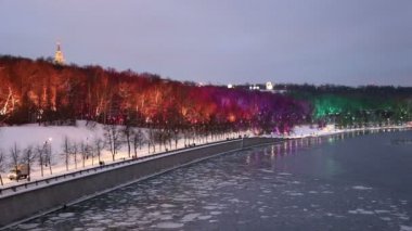 Christmas (yeni yıl tatilleri) dekorasyon (gece) Moskova, Rusya - Moskova Nehri Vorobyovskaya çıkabilir ve serçe Hills(Vorobyovy Gory)  