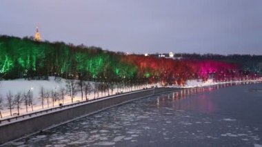 Christmas (yeni yıl tatilleri) dekorasyon (gece) Moskova, Rusya - Moskova Nehri Vorobyovskaya çıkabilir ve serçe Hills(Vorobyovy Gory)  