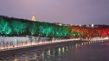 Christmas (yeni yıl tatilleri) dekorasyon (gece) Moskova, Rusya - Moskova Nehri Vorobyovskaya çıkabilir ve serçe Hills(Vorobyovy Gory)  
