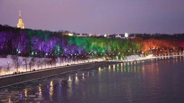 Christmas (yeni yıl tatilleri) dekorasyon (gece) Moskova, Rusya - Moskova Nehri Vorobyovskaya çıkabilir ve serçe Hills(Vorobyovy Gory)  