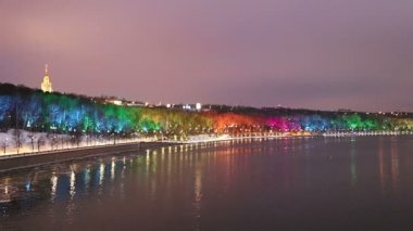 Christmas (yeni yıl tatilleri) dekorasyon (gece) Moskova, Rusya - Moskova Nehri Vorobyovskaya çıkabilir ve serçe Hills(Vorobyovy Gory)  