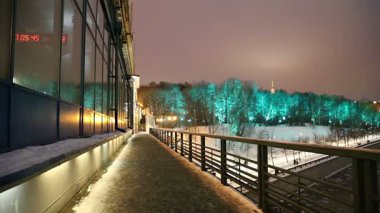 Christmas (yeni yıl tatilleri) dekorasyon (gece) Moskova, Rusya - Moskova Nehri Vorobyovskaya çıkabilir ve serçe Hills(Vorobyovy Gory)  