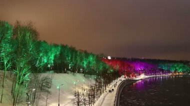 Christmas (yeni yıl tatilleri) dekorasyon (gece) Moskova, Rusya - Moskova Nehri Vorobyovskaya çıkabilir ve serçe Hills(Vorobyovy Gory)  