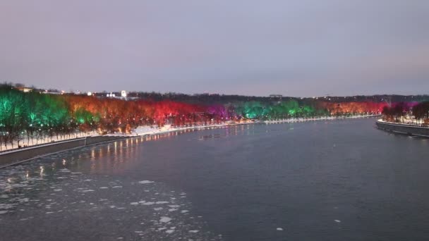 圣诞节 新年假期 装饰在莫斯科 俄罗斯 沃罗比奥夫斯卡亚堤防的莫斯科河和麻雀山 沃罗比奥维戈里 — 图库视频影像