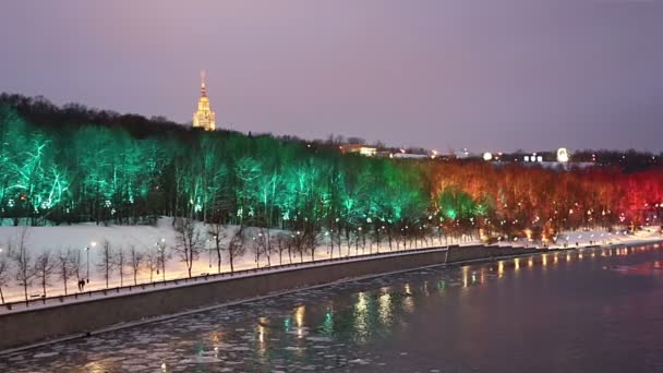 Dekorację Świąteczną Sylwester Moskwie Nocy Rosja Vorobyovskaya Nabrzeże Rzeki Moskwa — Wideo stockowe