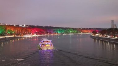 Moskova, Rusya - 06 Ocak 2019: Christmas (yeni yıl tatilleri) dekorasyon (gece) Moskova, Rusya - Moskova Nehri Vorobyovskaya çıkabilir ve serçe Hills(Vorobyovy Gory) 