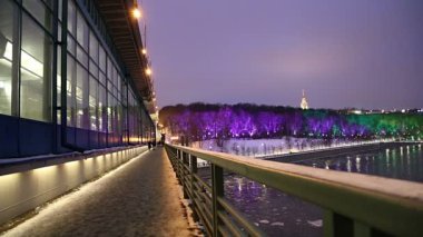 Moskova, Rusya - 06 Ocak 2019: Christmas (yeni yıl tatilleri) dekorasyon (gece) Moskova, Rusya - Moskova Nehri Vorobyovskaya çıkabilir ve serçe Hills(Vorobyovy Gory) 