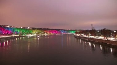Moskova, Rusya - 06 Ocak 2019: Christmas (yeni yıl tatilleri) dekorasyon (gece) Moskova, Rusya - Moskova Nehri Vorobyovskaya çıkabilir ve serçe Hills(Vorobyovy Gory) 