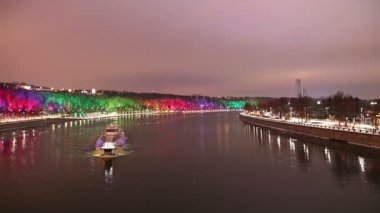 Moskova, Rusya - 06 Ocak 2019: Christmas (yeni yıl tatilleri) dekorasyon (gece) Moskova, Rusya - Moskova Nehri Vorobyovskaya çıkabilir ve serçe Hills(Vorobyovy Gory) 