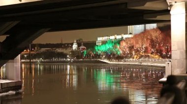 Christmas (yeni yıl tatilleri) dekorasyon (gece), Moskova'da Rusya--Luzhnetskaya Köprüsü (Metro Köprüsü) 