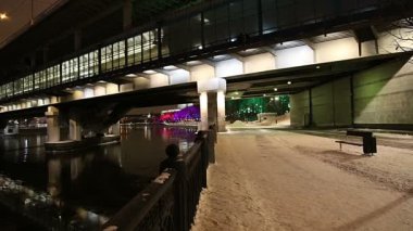 Christmas (yeni yıl tatilleri) dekorasyon (gece), Moskova'da Rusya--Luzhnetskaya Köprüsü (Metro Köprüsü) 