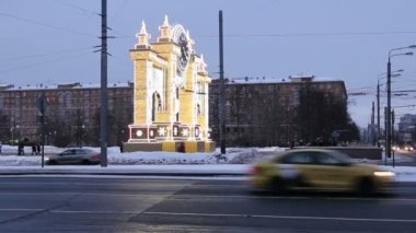 Vernadskogo Prospekt 'teki Büyük Moskova Sirki' nin yakınındaki Moskova 'da Noel (yeni yıl) dekorasyonu