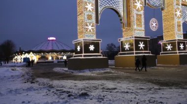 Moskova, Rusya - 07 Ocak 2019: Christmas (yeni yıl tatilleri) dekorasyon (gece) Moskova, Rusya-Vernadskogo Prospekt üzerinde büyük Moskova Circus yakınındaki.