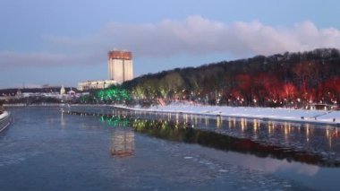Christmas (yeni yıl tatilleri) dekorasyon (gece), Moskova'da Rusya--Andreevskaya (Andreevsky) dolgu   