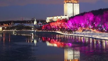Christmas (yeni yıl tatilleri) dekorasyon (gece), Moskova'da Rusya--Andreevskaya (Andreevsky) dolgu   