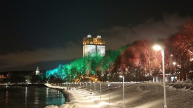 Christmas (yeni yıl tatilleri) dekorasyon (gece), Moskova'da Rusya--Andreevskaya (Andreevsky) dolgu   