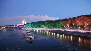 Moskova, Rusya - 07 Ocak 2019: Christmas (yeni yıl tatilleri) dekorasyon (gece), Moskova'da Rusya--Andreevskaya (Andreevsky) dolgu  